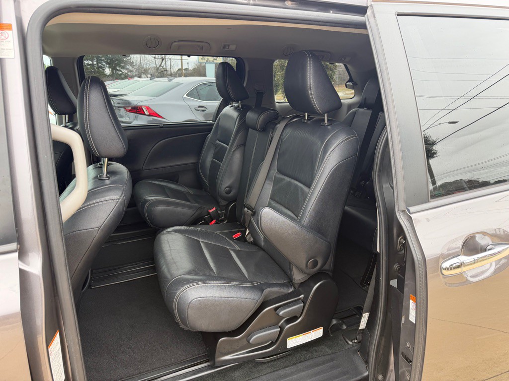 2018 Toyota Sienna Image 12