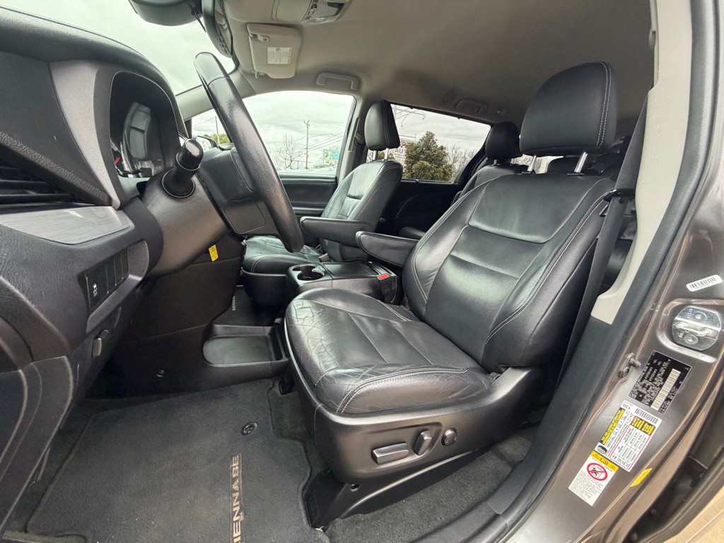 2018 Toyota Sienna Image 16