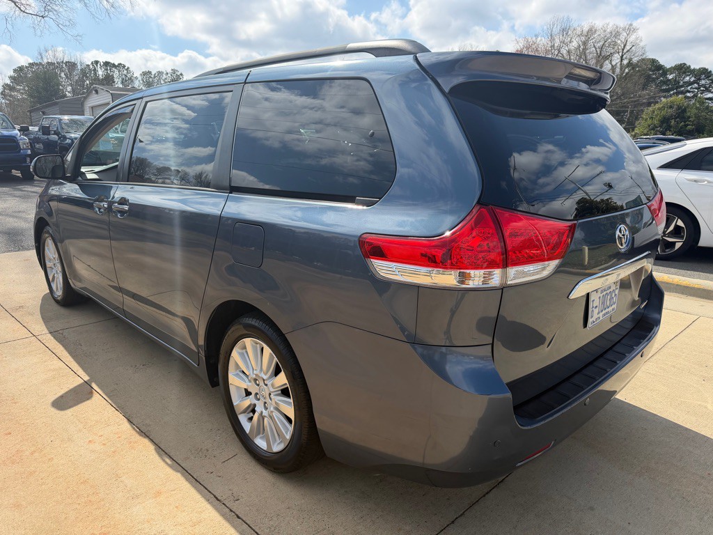 2014 Toyota Sienna Image 4