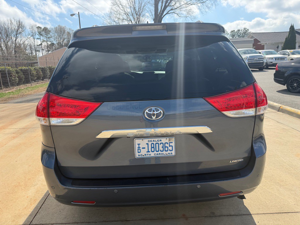 2014 Toyota Sienna Image 5
