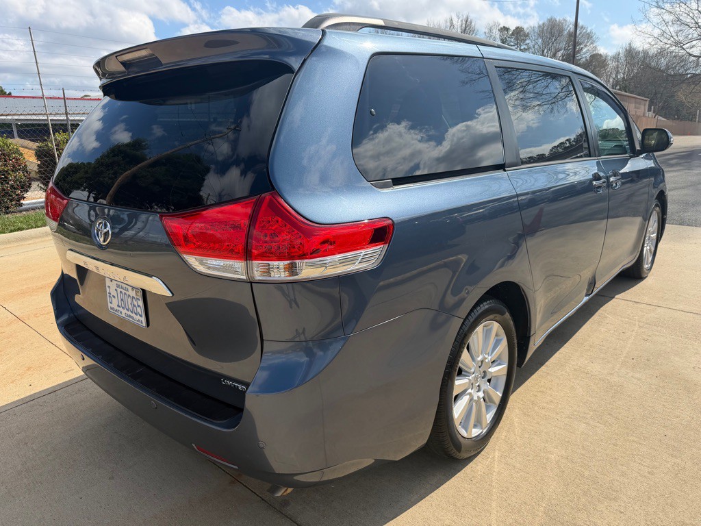 2014 Toyota Sienna Image 6