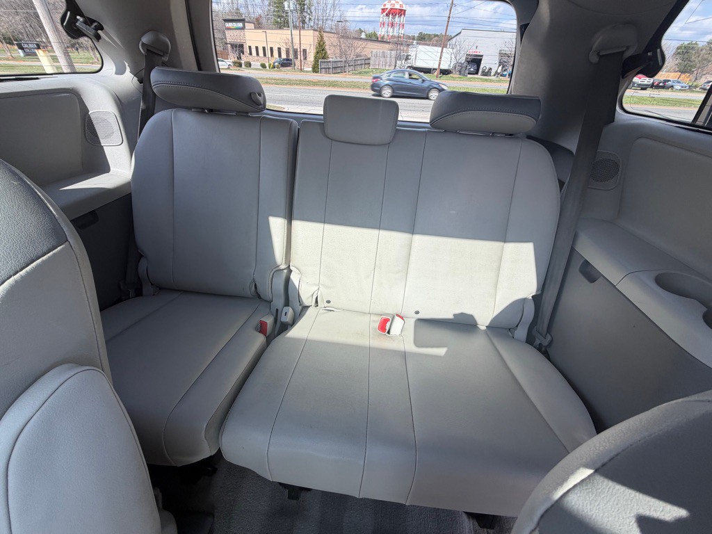 2014 Toyota Sienna Image 10
