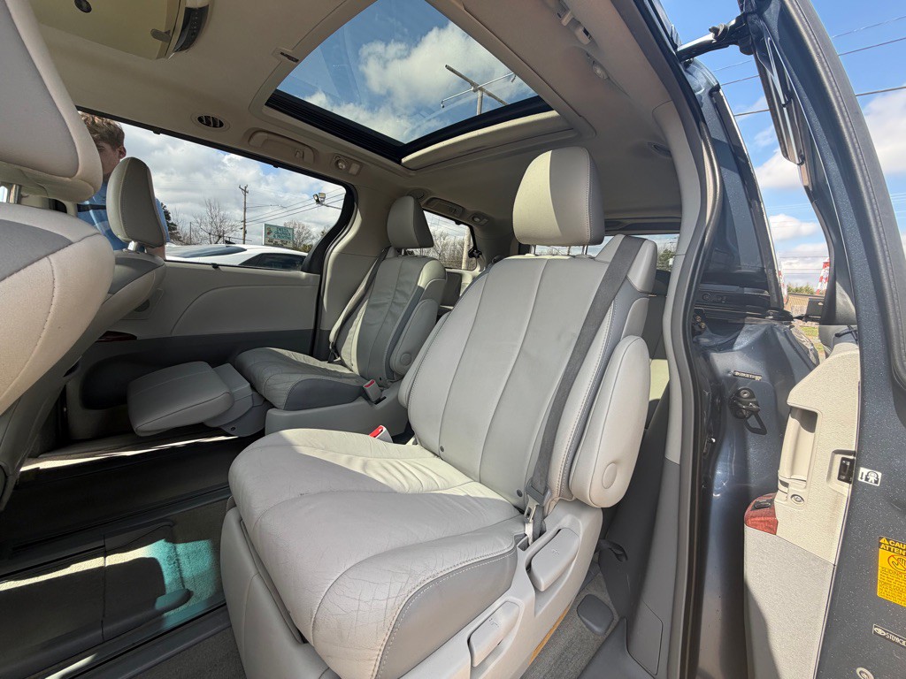 2014 Toyota Sienna Image 11