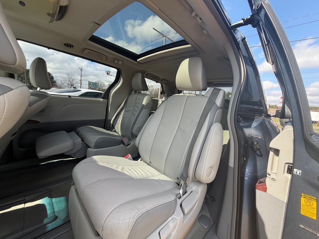 2014 Toyota Sienna Image 12