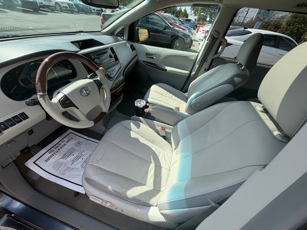2014 Toyota Sienna Image 14