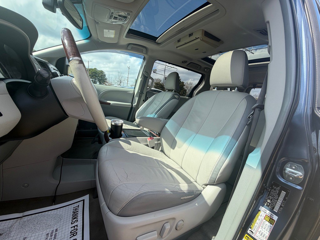 2014 Toyota Sienna Image 15