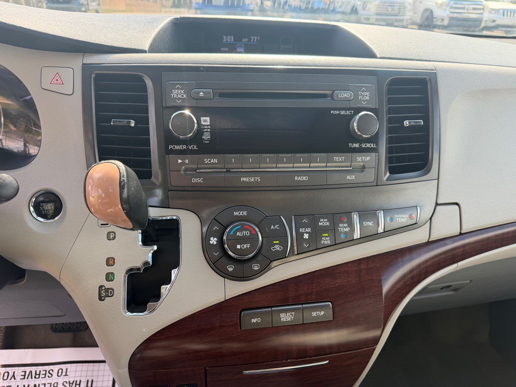 2014 Toyota Sienna Image 24