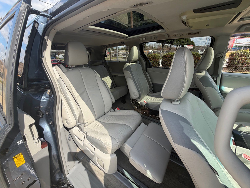 2014 Toyota Sienna Image 32