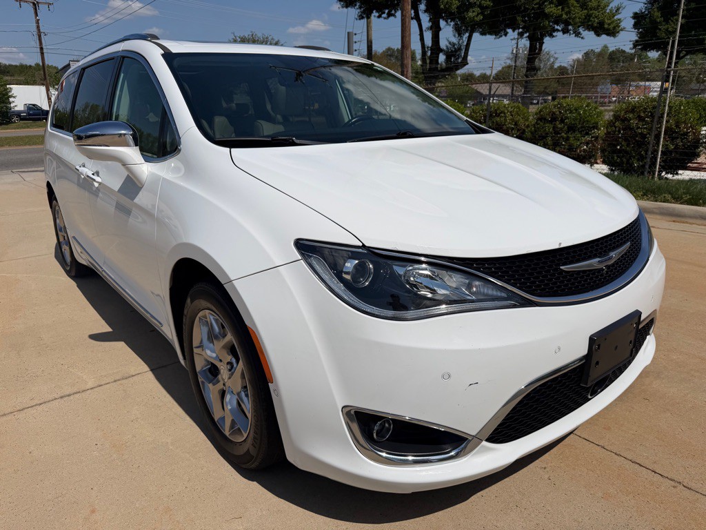 2017 Chrysler Pacifica Image 1