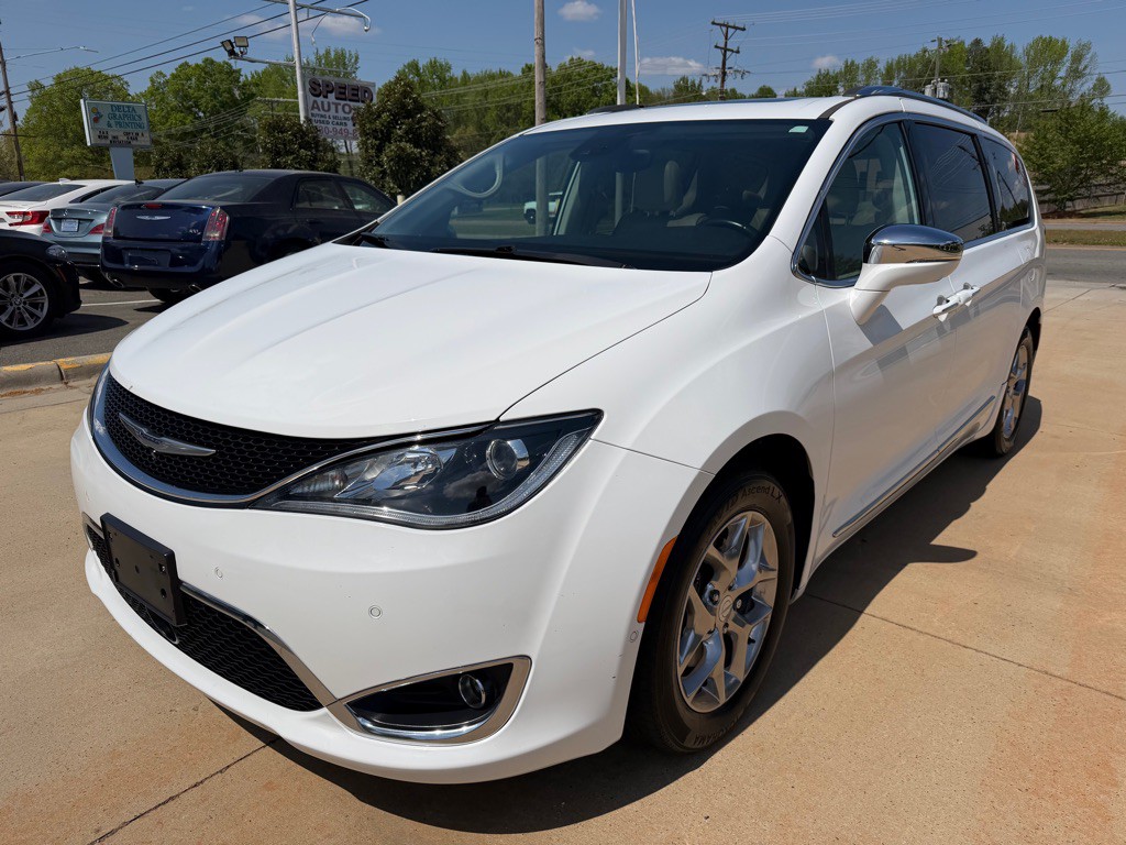 2017 Chrysler Pacifica Image 3