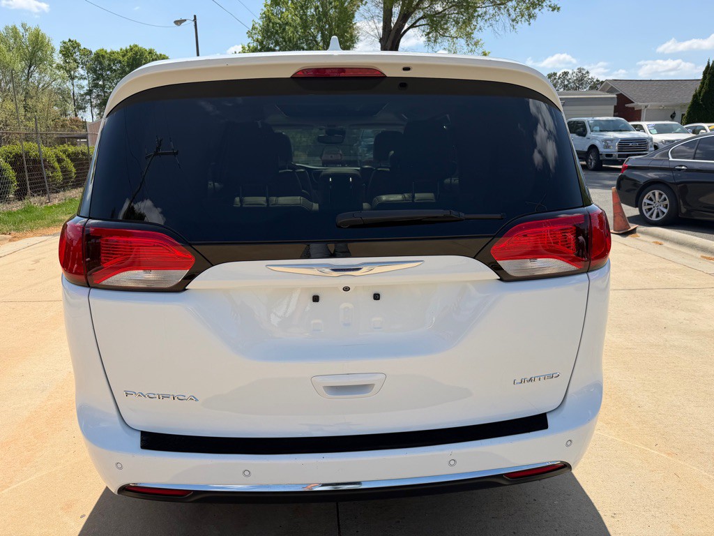 2017 Chrysler Pacifica Image 5