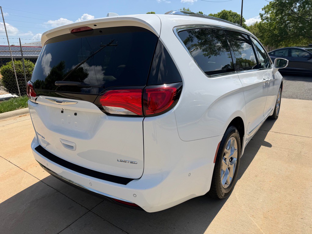 2017 Chrysler Pacifica Image 6