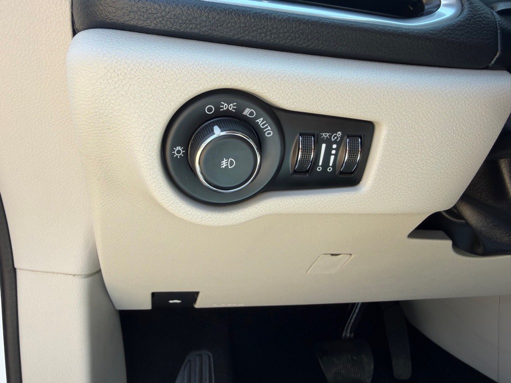 2017 Chrysler Pacifica Image 16