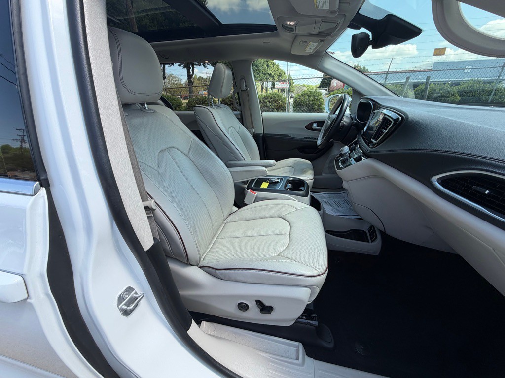 2017 Chrysler Pacifica Image 32