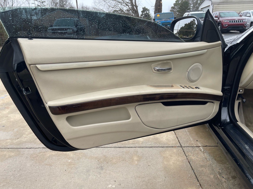 2011 BMW 3 Series Image 11