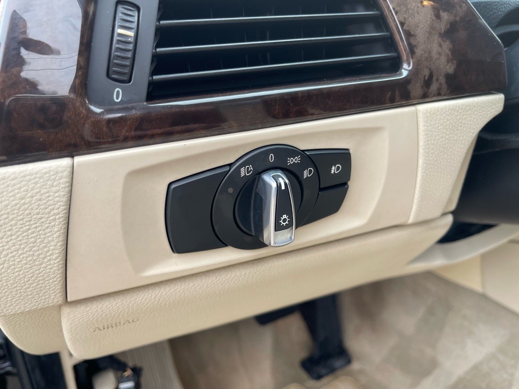 2011 BMW 3 Series Image 15