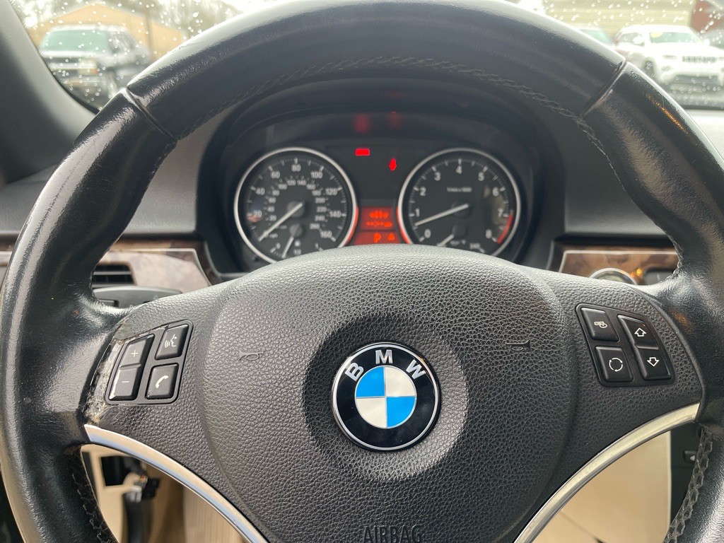 2011 BMW 3 Series Image 17