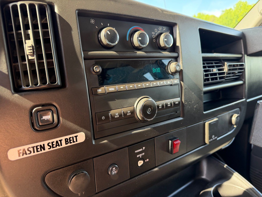 2015 Chevrolet Express Image 18