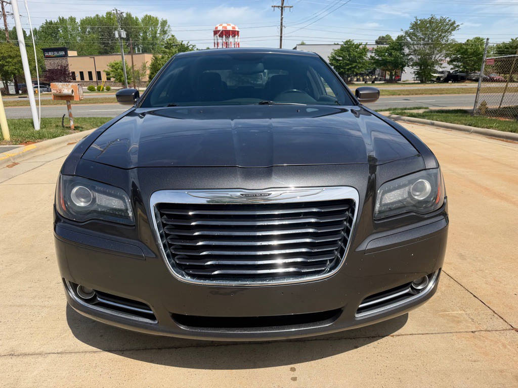 2013 Chrysler 300 Image 2
