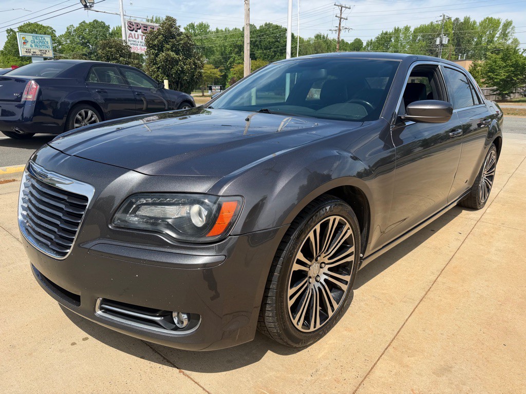 2013 Chrysler 300 Image 3