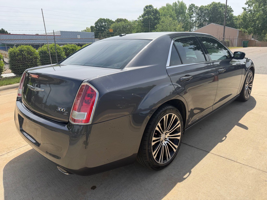 2013 Chrysler 300 Image 6