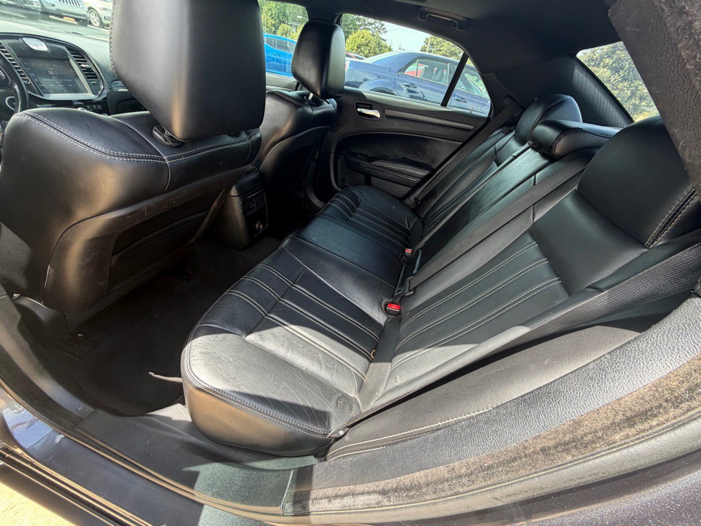 2013 Chrysler 300 Image 9