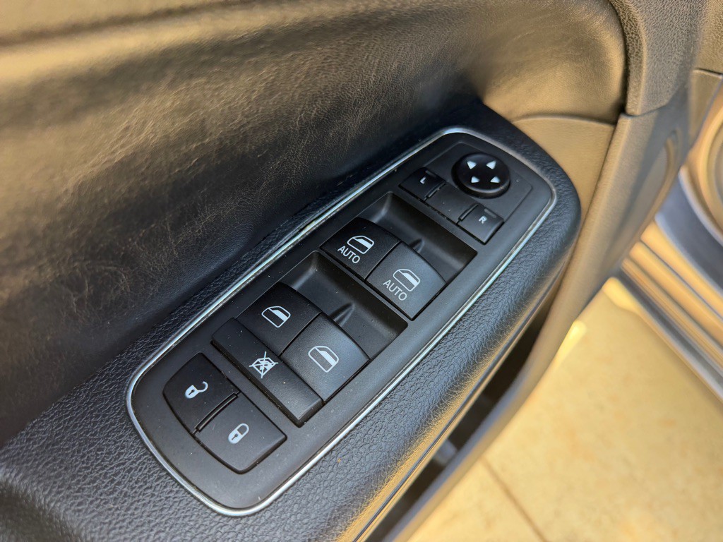 2013 Chrysler 300 Image 15