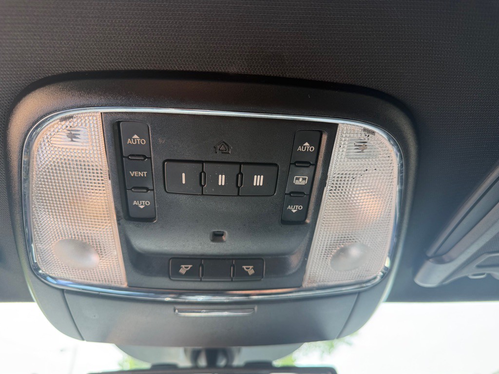 2013 Chrysler 300 Image 25