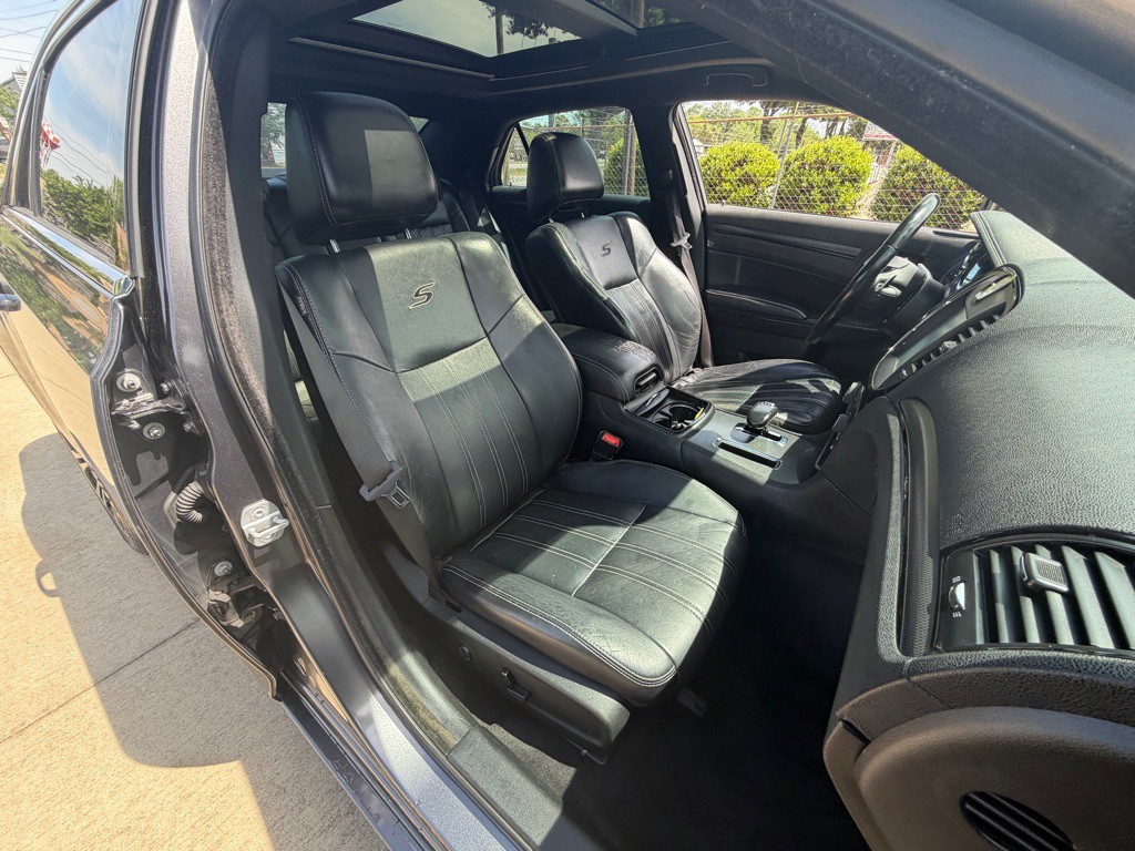 2013 Chrysler 300 Image 27