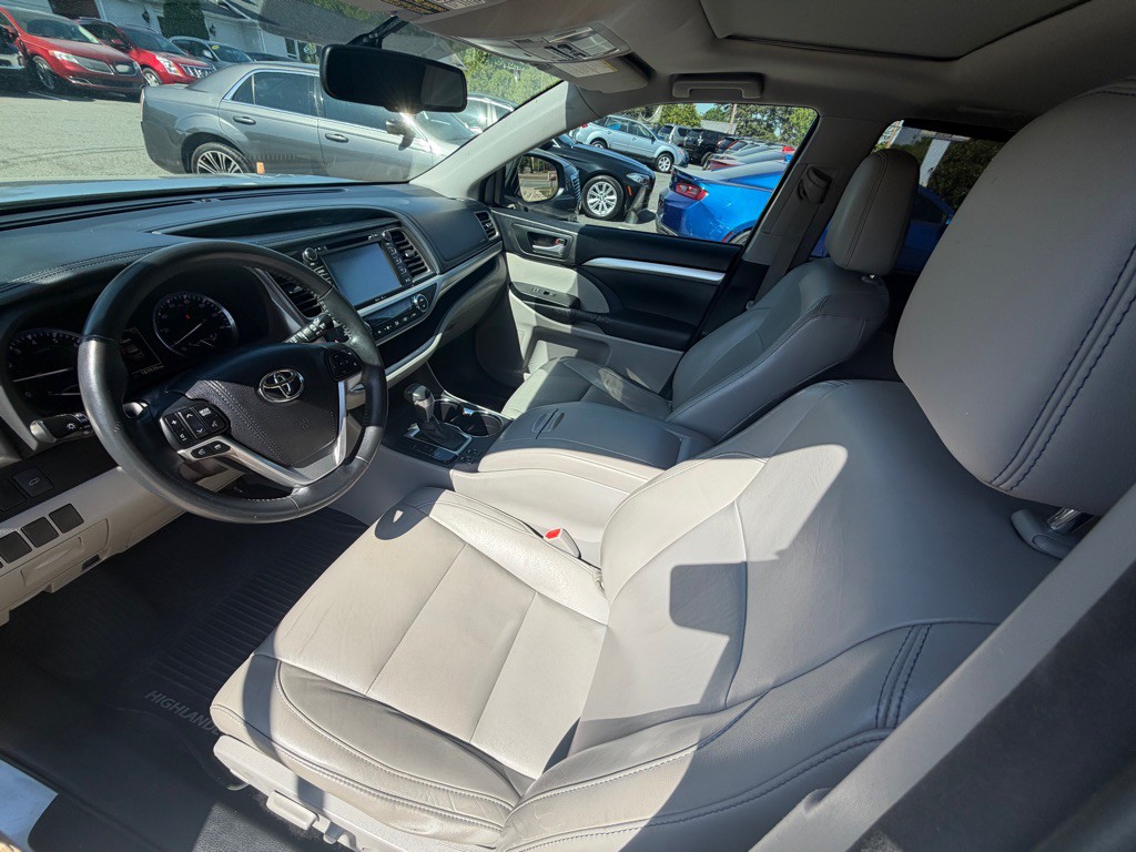 2015 Toyota Highlander Image 16