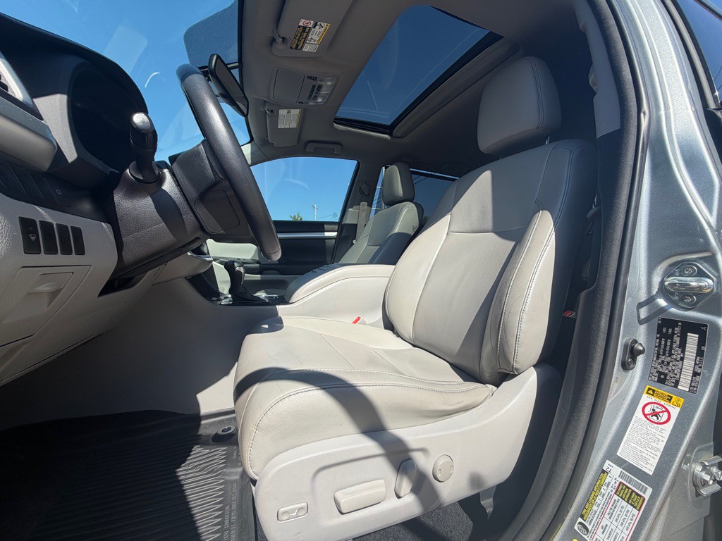 2015 Toyota Highlander Image 17