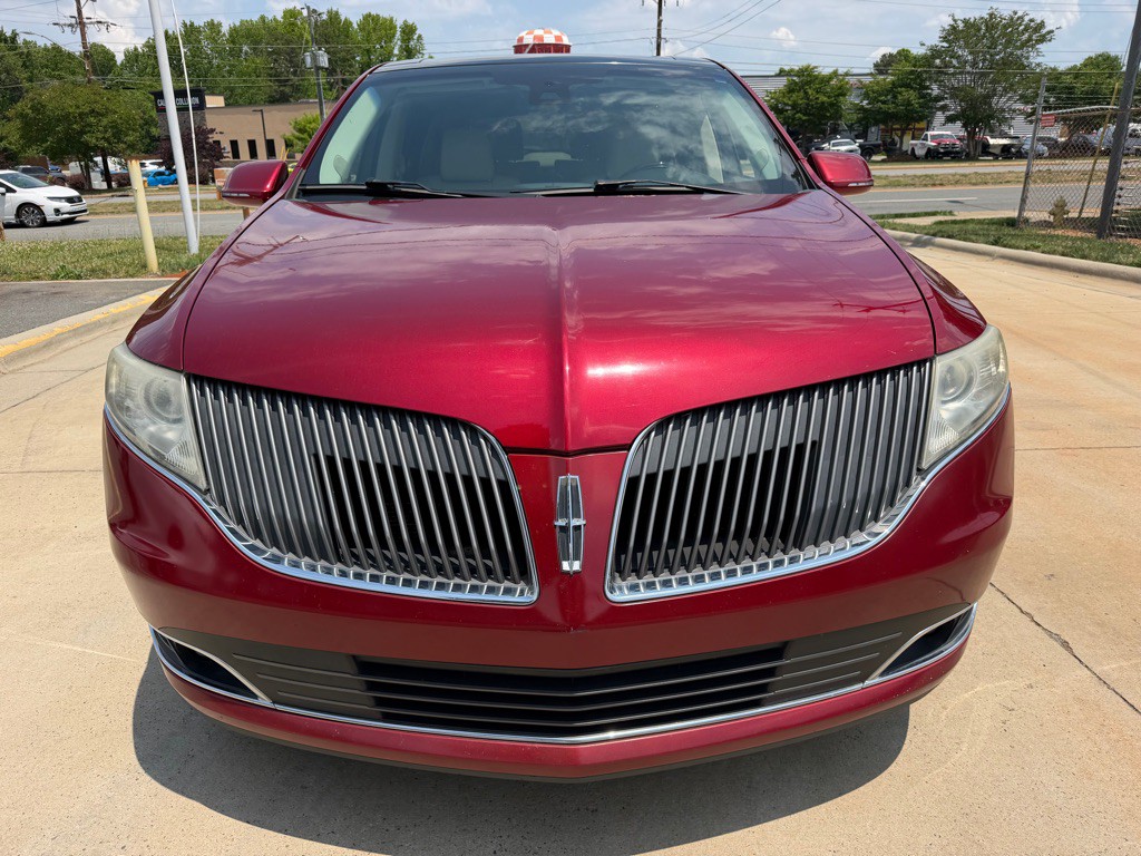 2013 Lincoln MKT Image 2