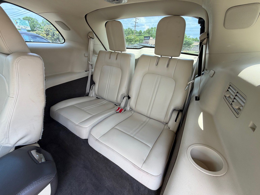 2013 Lincoln MKT Image 10