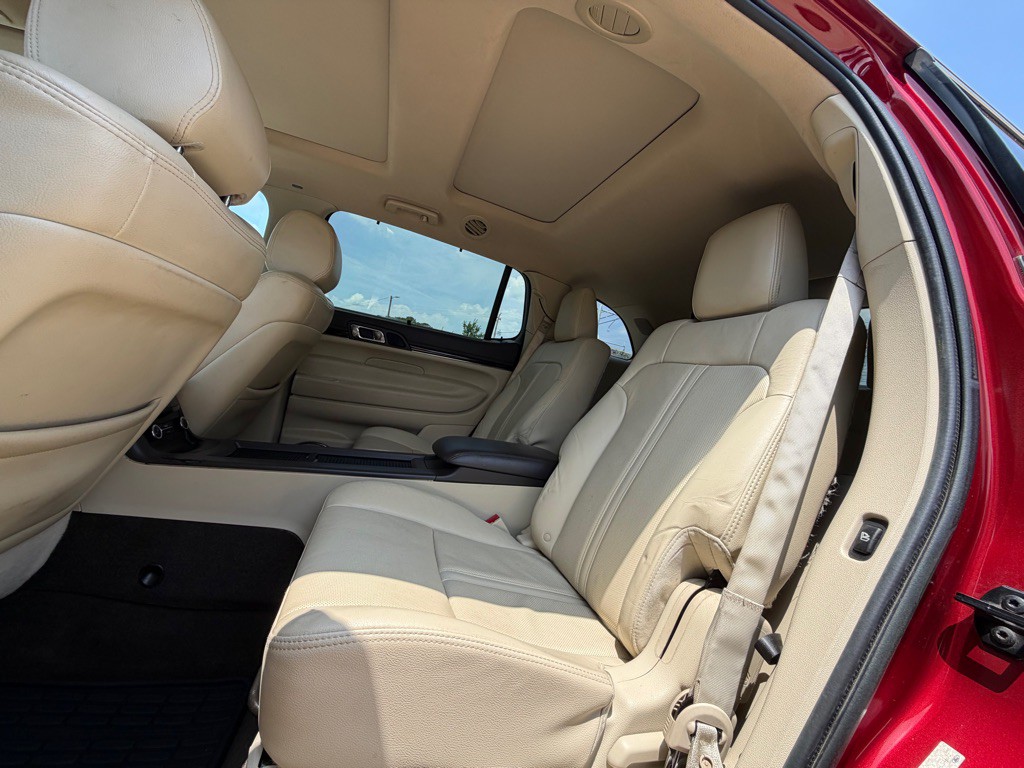 2013 Lincoln MKT Image 12