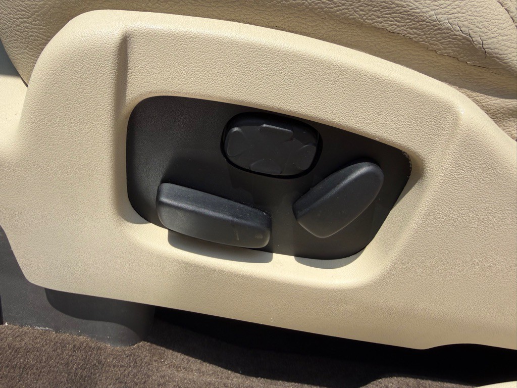 2013 Lincoln MKT Image 16