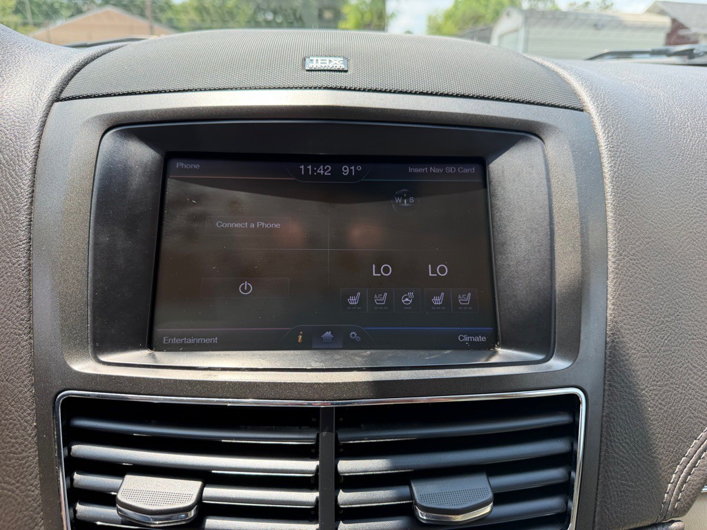 2013 Lincoln MKT Image 21