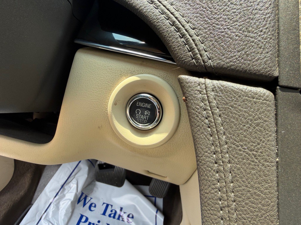2013 Lincoln MKT Image 23