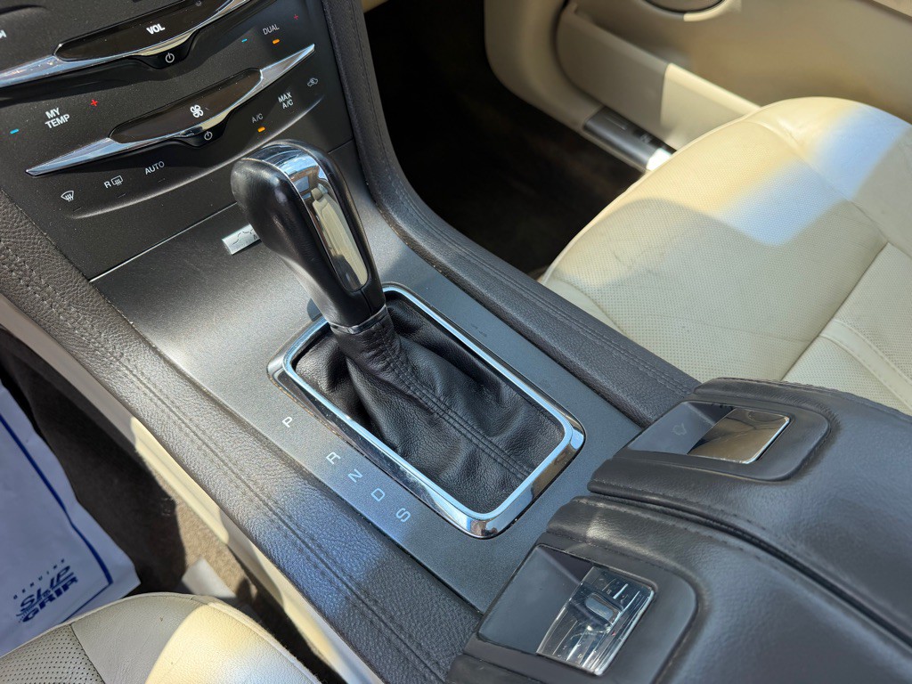 2013 Lincoln MKT Image 24