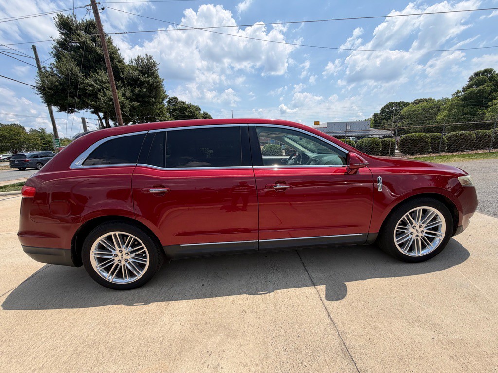 2013 Lincoln MKT Image 30