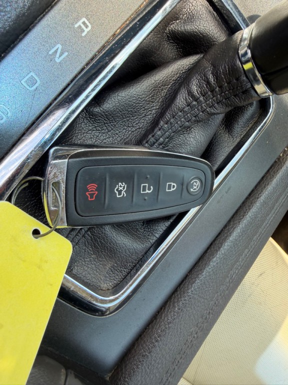 2013 Lincoln MKT Image 32