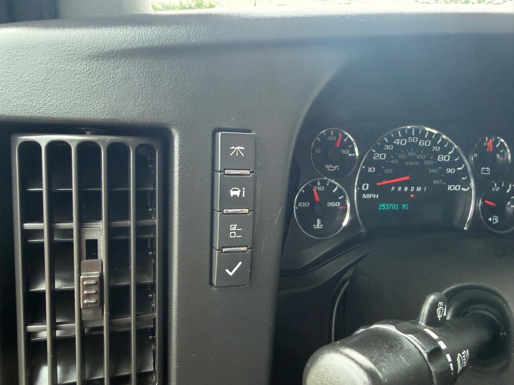 2016 Chevrolet Express Image 16