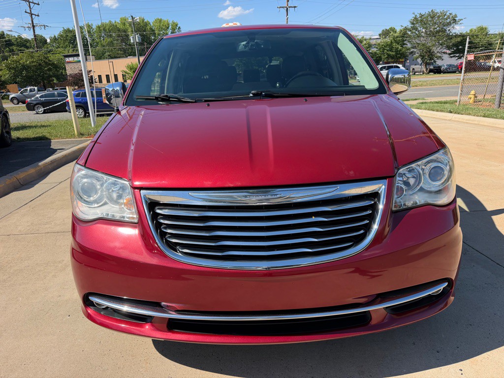 2015 Chrysler Town & Country Image 2