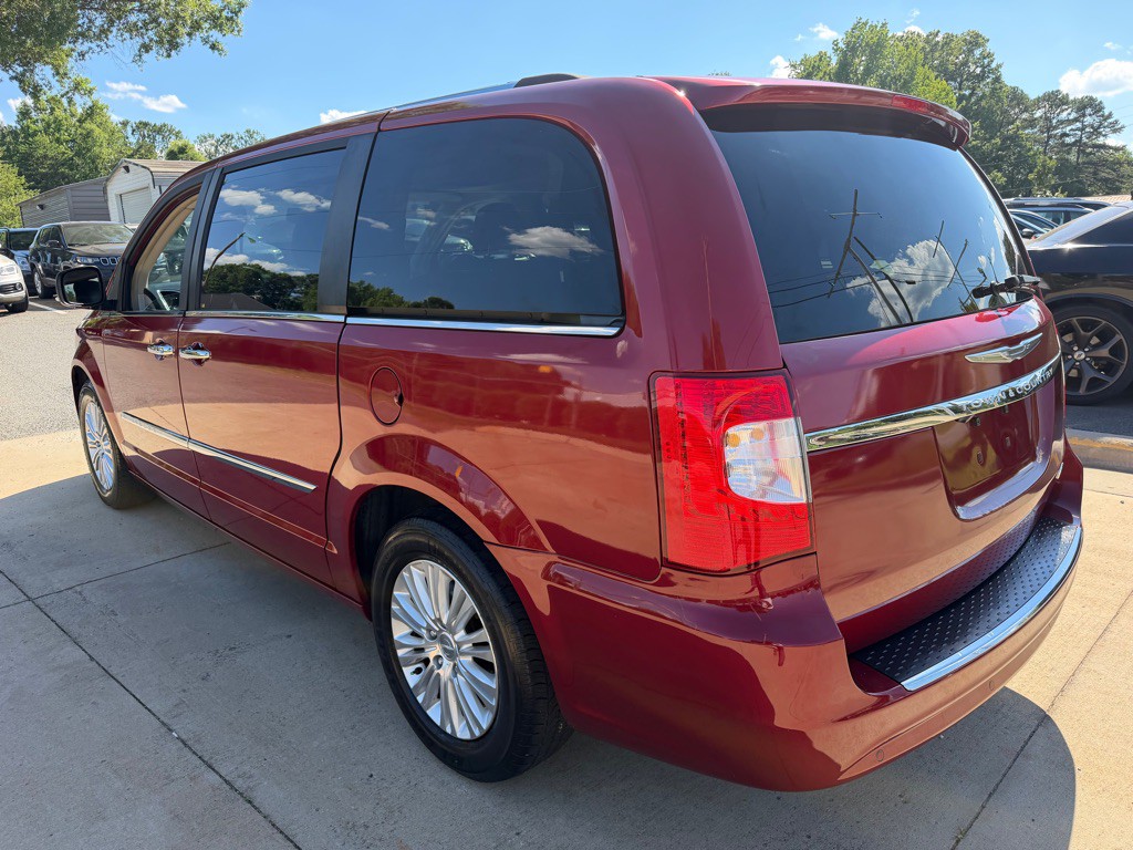 2015 Chrysler Town & Country Image 4