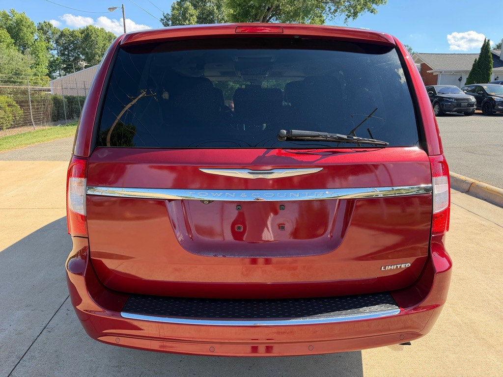2015 Chrysler Town & Country Image 5