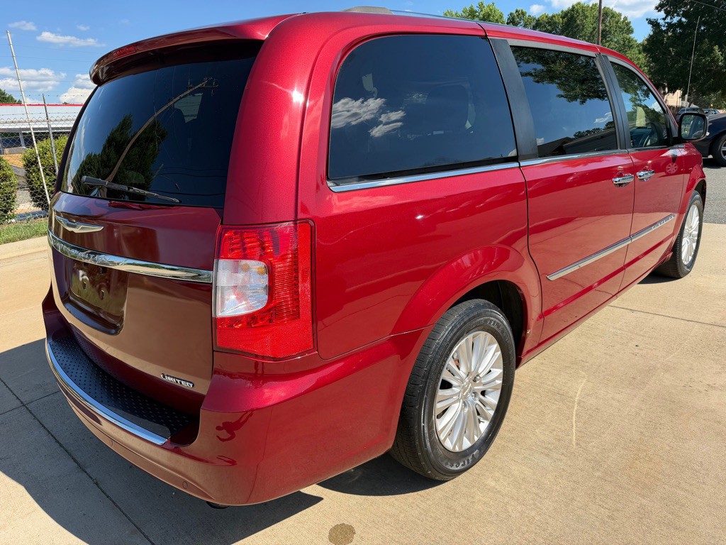 2015 Chrysler Town & Country Image 6