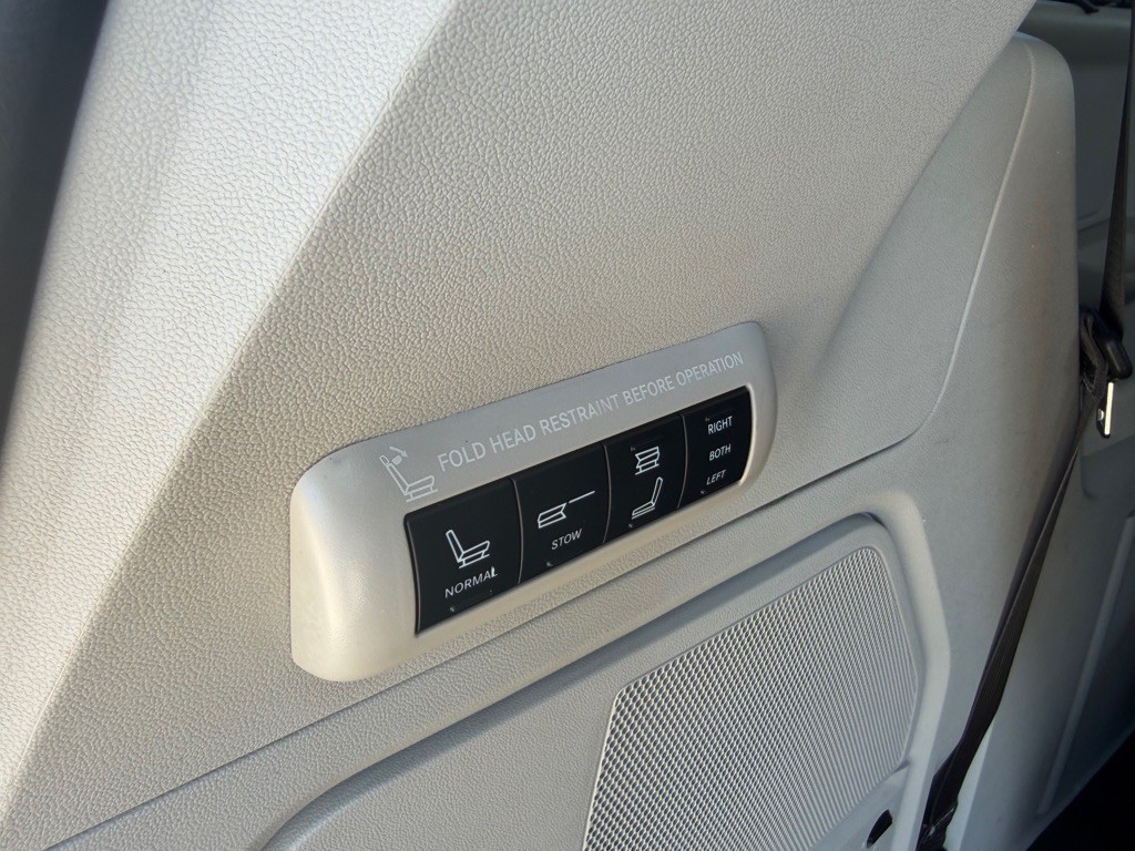 2015 Chrysler Town & Country Image 9