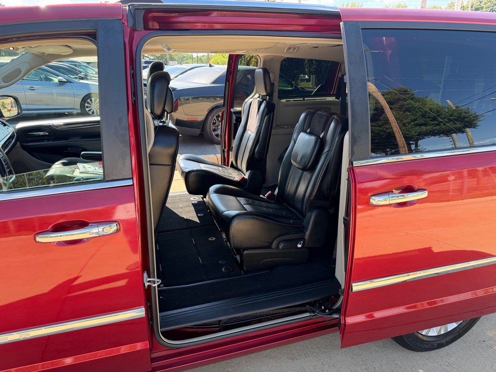 2015 Chrysler Town & Country Image 11