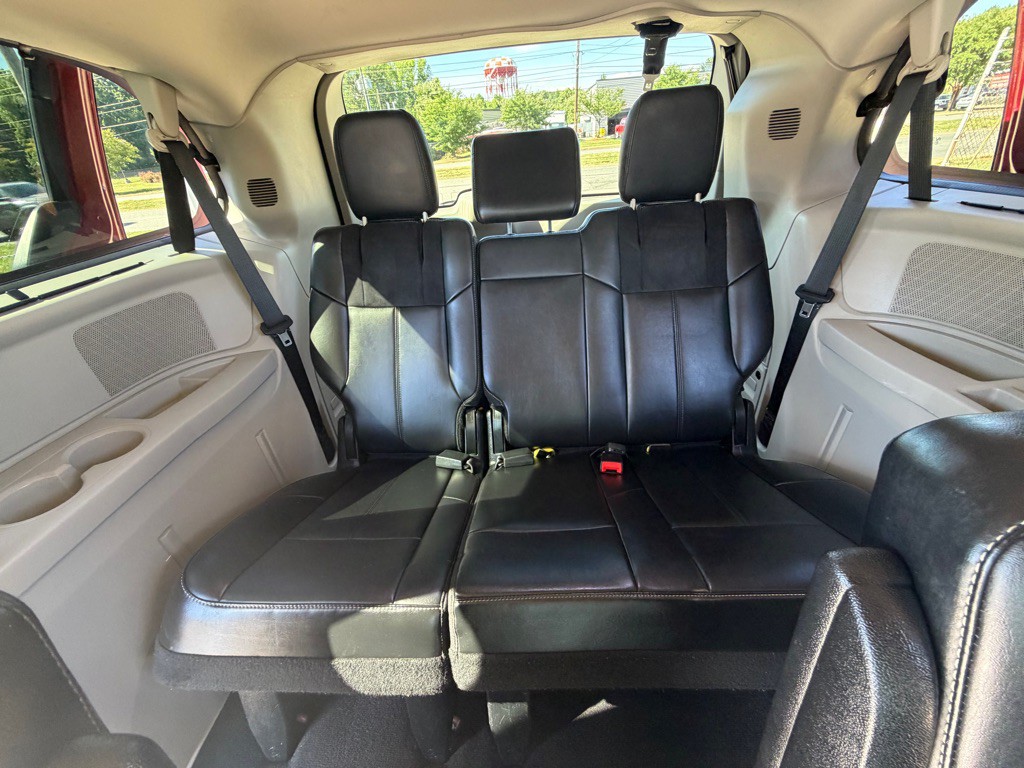 2015 Chrysler Town & Country Image 12