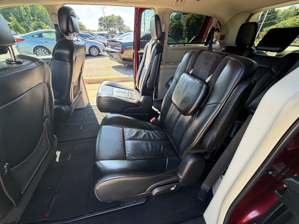 2015 Chrysler Town & Country Image 15