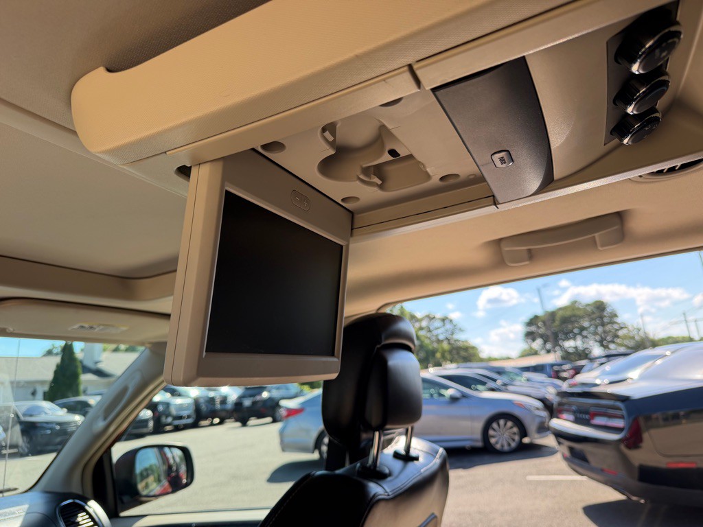 2015 Chrysler Town & Country Image 16